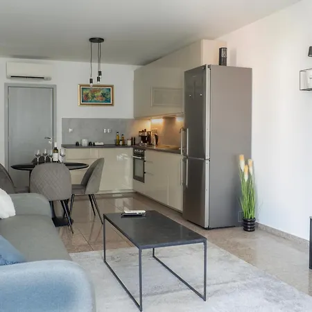 Vertigo 2 Modern 2-bedroom With Parking & Vitosha View Apartament