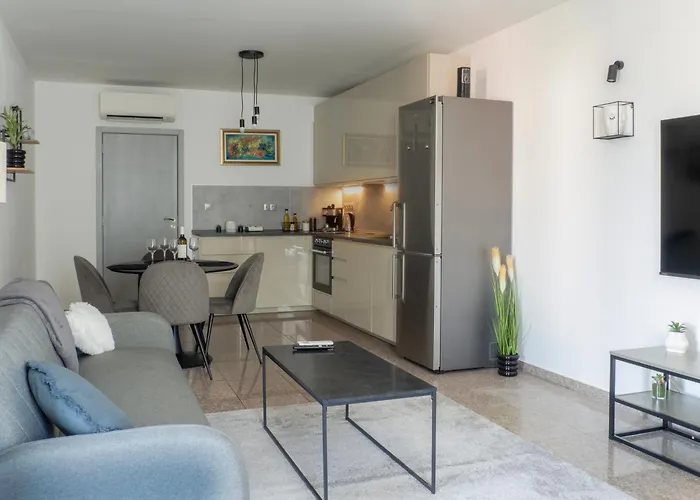 Vertigo 2 Modern 2-bedroom With Parking & Vitosha View Апартамент