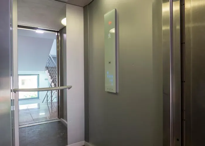 Vertigo 2 Modern 2-bedroom With Parking & Vitosha View Апартамент София