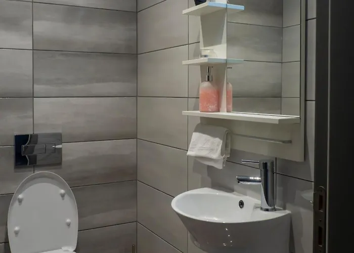 Vertigo 2 Modern 2-bedroom With Parking & Vitosha View דירה סופיה